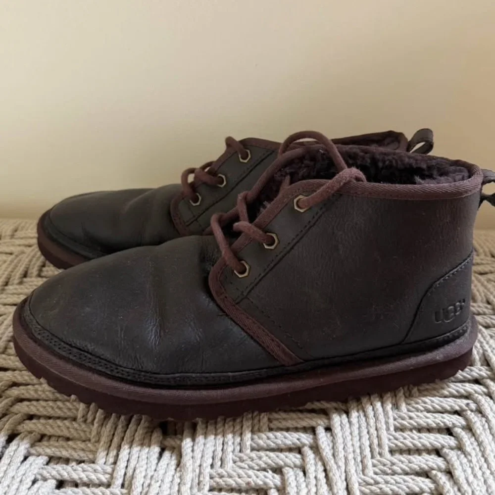 UGG Neumel Men's 8 Leather Ankle Chukka Boot Dark Brown with Wool Lining